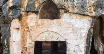 Una millenaria chiesa affrescata e 13 grotte: e il Casale dei santi Andrea e Procopio di Monopoli
